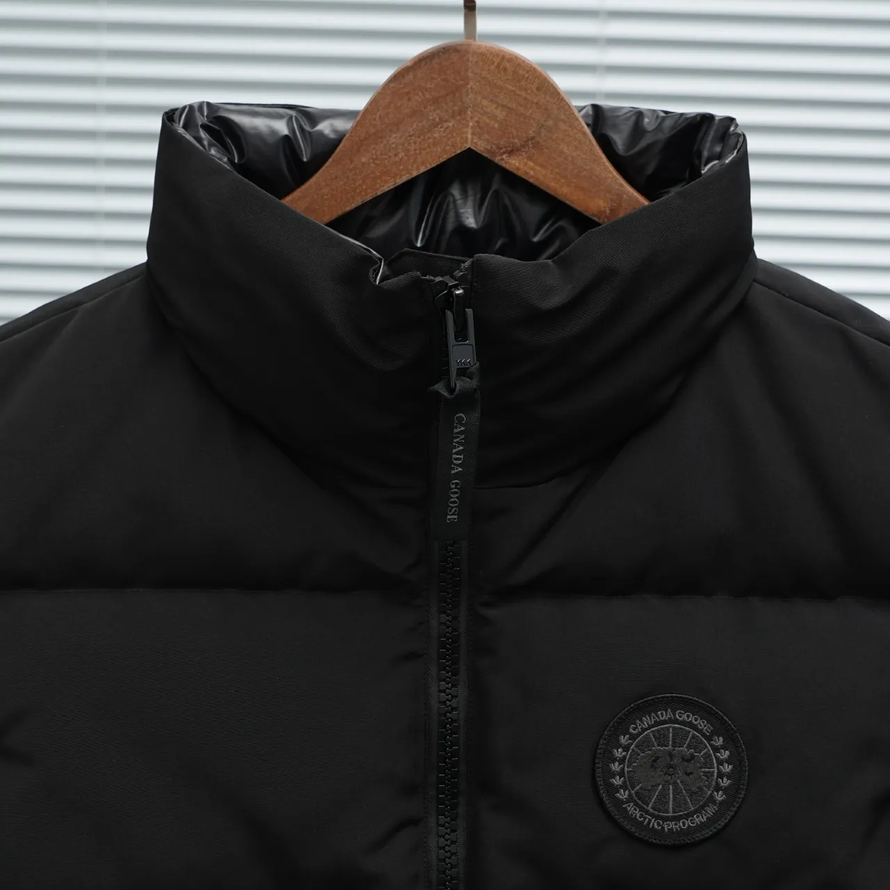 P600 2267WB Grandview black label women's short vest. Constructed from Arctic Tech recycled fabric®, it features a cinchable hem for sleek styling and storage. Color: Black Size: XS S M L XL